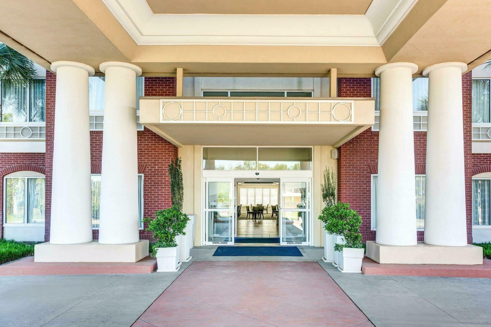 Holiday Inn Express Hotel & Suites Dublin By Ihg Exteriör bild